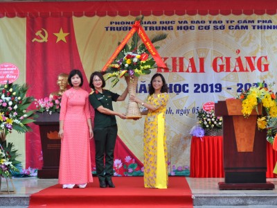 Công ty cổ phần Vận tải và chế biến than Đông Bắc dự khai giảng năm học mới của các trường học trên địa bàn đơn vị đóng quân